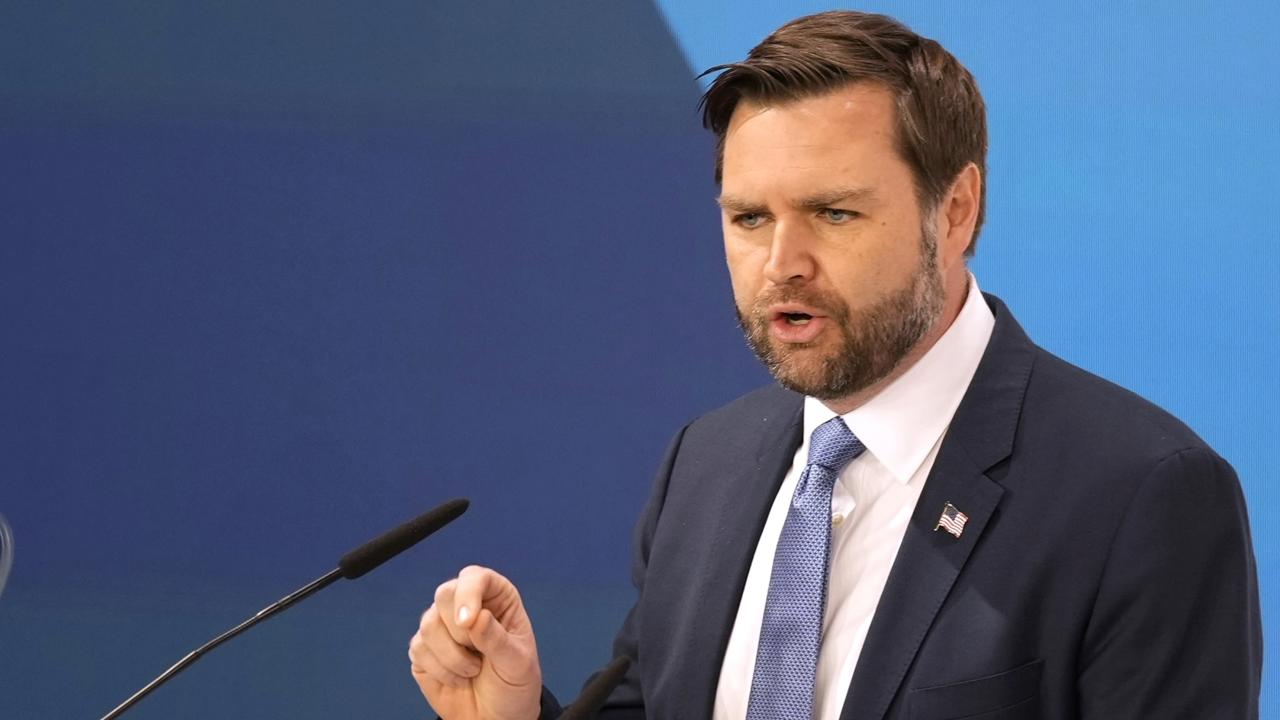 Americký viceprezident J. D. Vance gestikuluje počas prejavu na 61. ročníku Mníchovskej bezpečnostnej konferencie, ktorá sa venuje aktuálnym témam medzinárodných vzťahov a bezpečnostnej politiky v Mníchove v piatok 14. februára 2025.