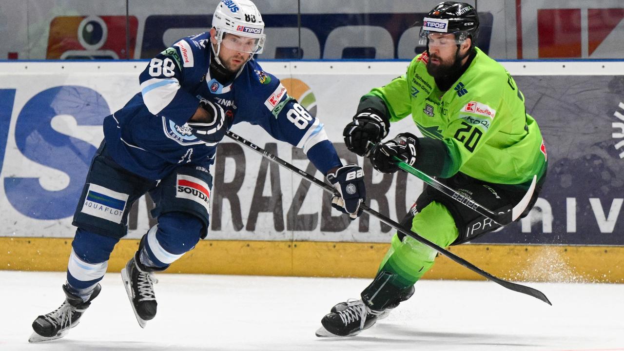 Na snímke zľava David Okoličany (Nitra) a Peter Galamboš (Žilina).