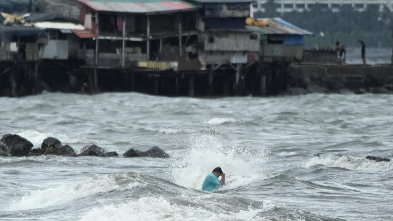 AZ28 Manila - Na snímke povodeň spôsobená tropickou búrkou Trami v meste Manila na Filipínach 23. októbra 2024. Pri zosuvoch pôdy a povodniach spôsobených tropickou búrkou Trami zahynulo na Filipínach sedem ľudí. Najmenej 32.000 obyvateľov muselo opustiť svoje domovy, uviedli v stredu miestne úrady. FOTO TASR/AP


A resident swims despite the strong waves caused by Tropical Storm Trami in Manila, Philippines Wednesday, Oct. 23, 2024. (AP Photo/Aaron Favila)