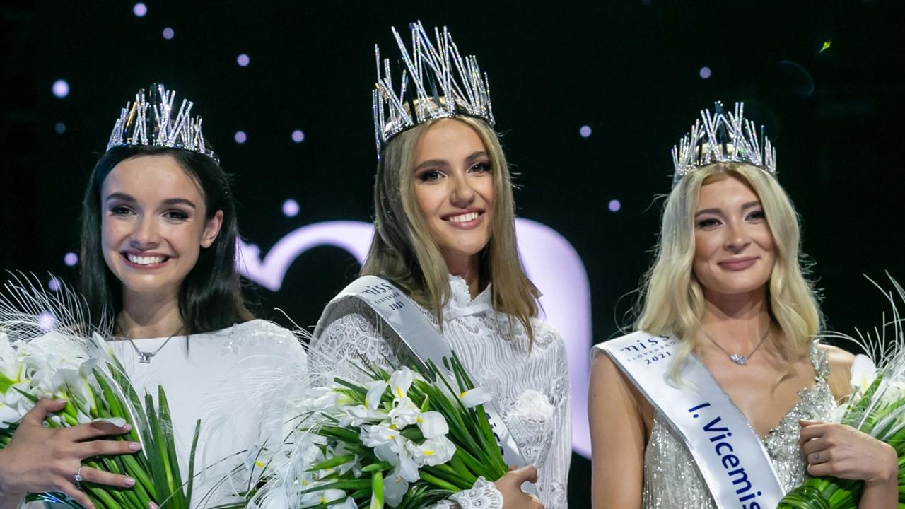 Na snímke je zľava Jana Vozárová, Sophia Hrivňáková a Sylvia Šulíková počas finále Miss Slovensko 2021.  