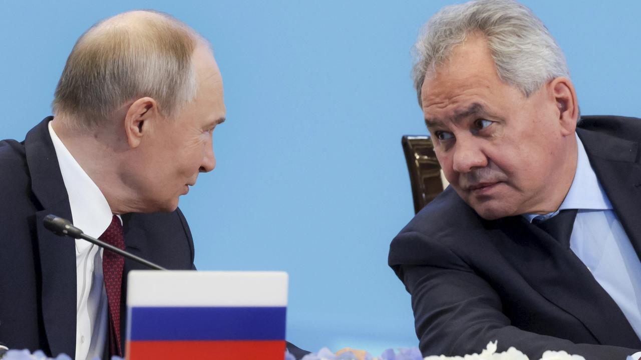 Zľava ruský prezident Vladimir Putin a tajomník ruskej Rady bezpečnosti Sergej Šojgu.
