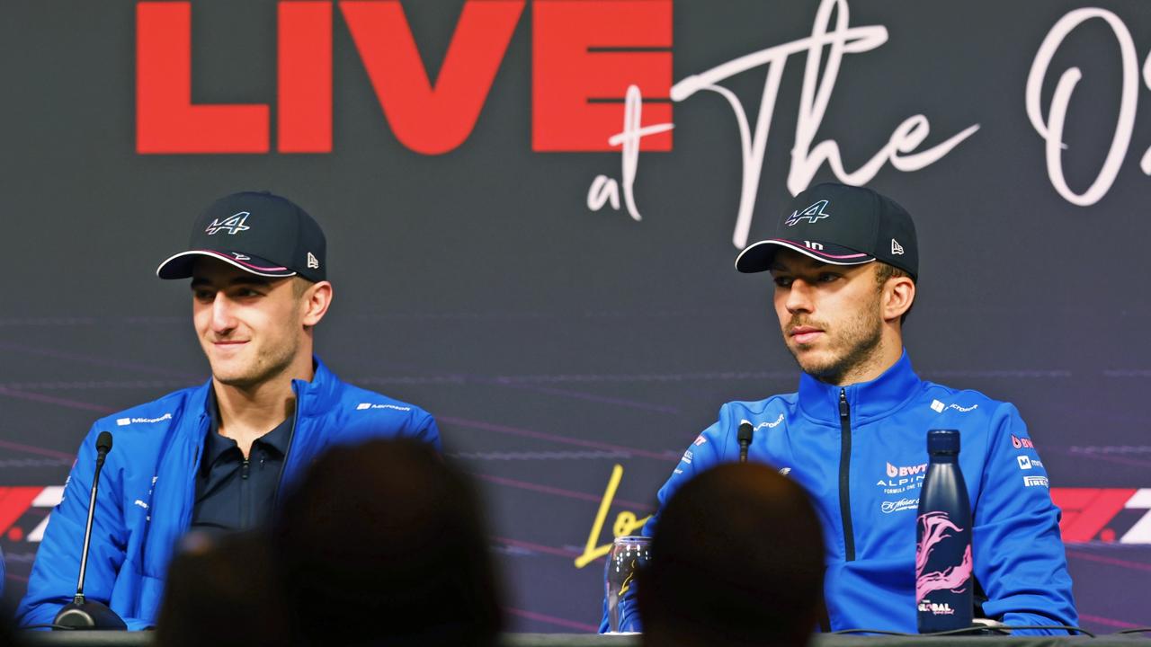 Jack Doohan a Pierre Gasly (Alpine F1 Team) na tlačovej konferencii pred podujatím F1 75 Live.