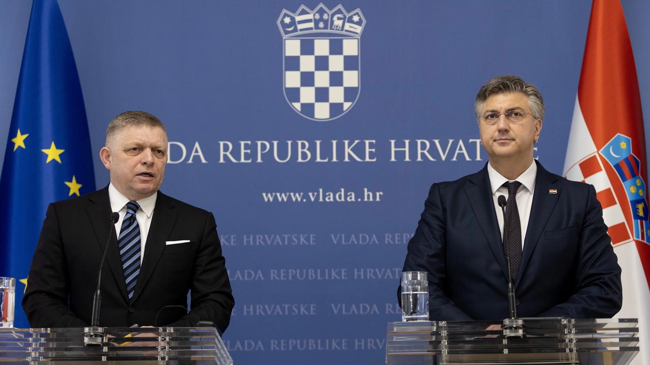 KK33 Záhreb - Na snímke slovenský premiér Robert Fico (vľavo) a chorvátsky premiér Andrej Plenkovič počas tlačovej konferencie v Záhrebe v stredu 16. apríla 2025. Premiér SR pricestoval na jednodňovú oficiálnu návštevu Chorvátska, kde sa stretol s najvyššími predstaviteľmi krajiny.