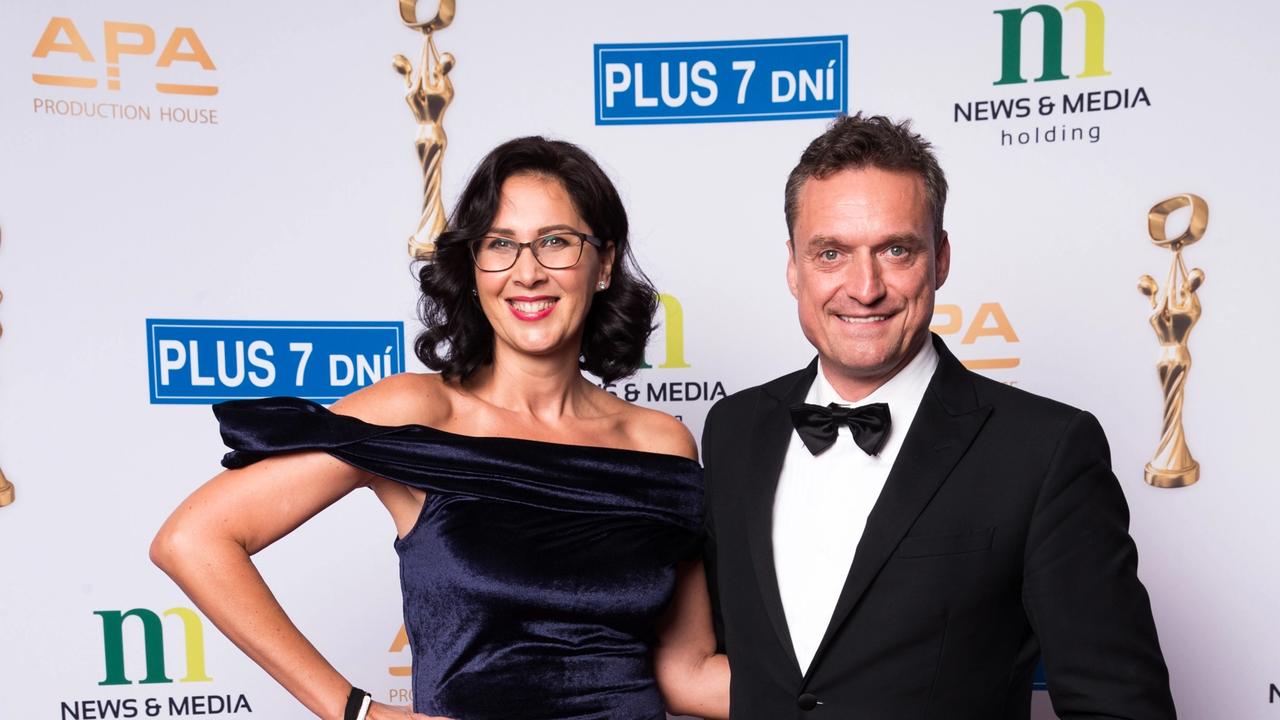 Na snímke moderátor Marcel Forgáč s manželkou Adrianou počas párty po skončení slávnostného vyhlasovania ankety Osobnosť televíznej obrazovky 2018 v budove Slovenského národného divadla.