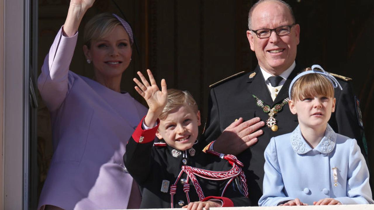 Knieža Albert so Charlene majú dvojičky Jacquesa a Gabriellu. Syn je ako otec, dcéra celá mama.