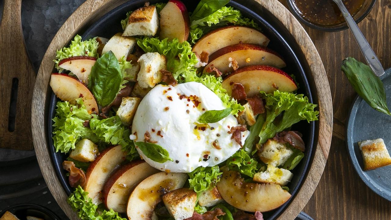 broskyňová panzanella šalát s burratou