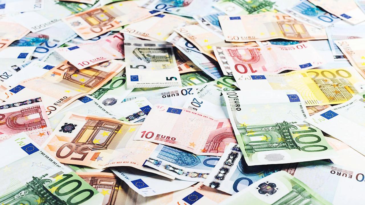 Na ilustračnej snímke sú eurobankovky.