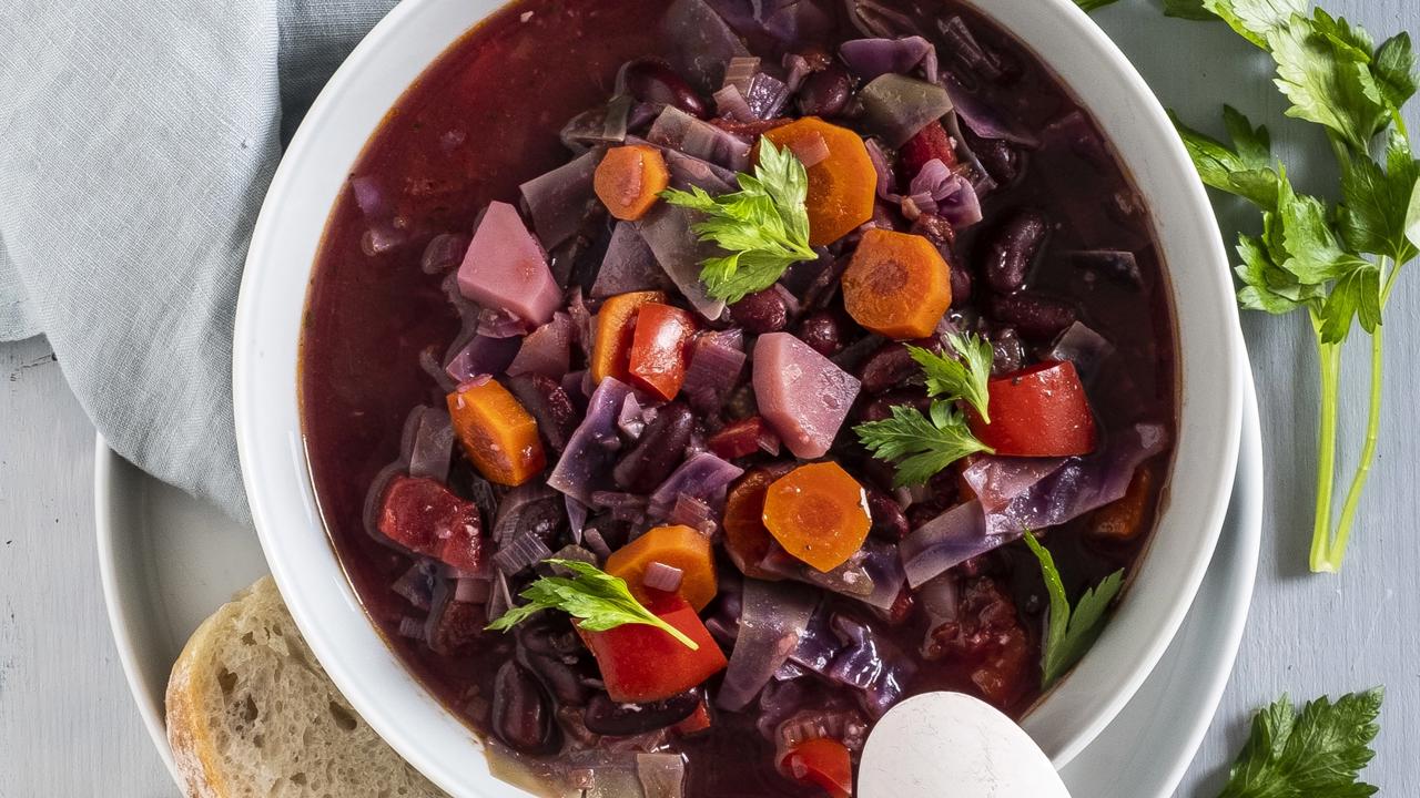 Sýta jesenná polievka z červenej kapusty a paradajok - výborný recept.