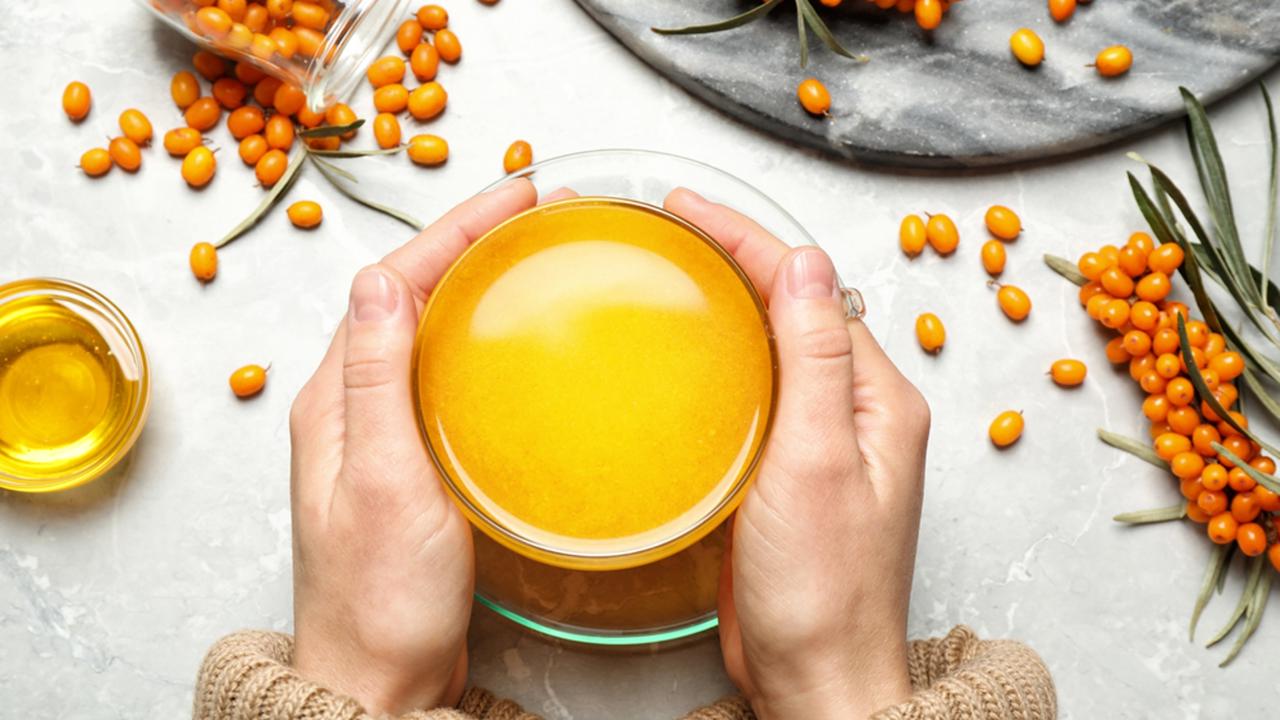 Rakytník je skutočnou vitamínovou bombou. Obsahuje vysoké množstvo vitamínu C, vitamínu E a beta-karoténu. Okrem toho je bohatý na omega-3 mastné kyseliny, ktoré sú dôležité pre zdravie srdca a mozgu.