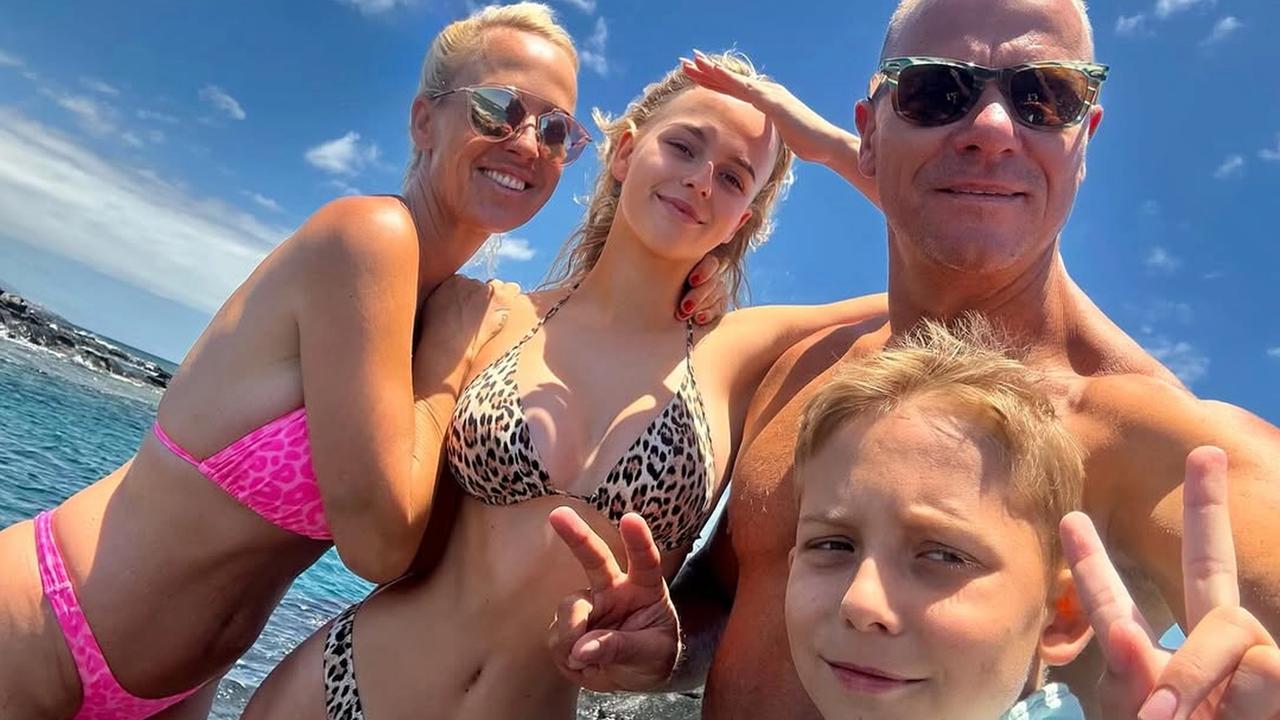 Salmu obviňujú z toho, že má spravené prsia, a to v 15-tich rokoch