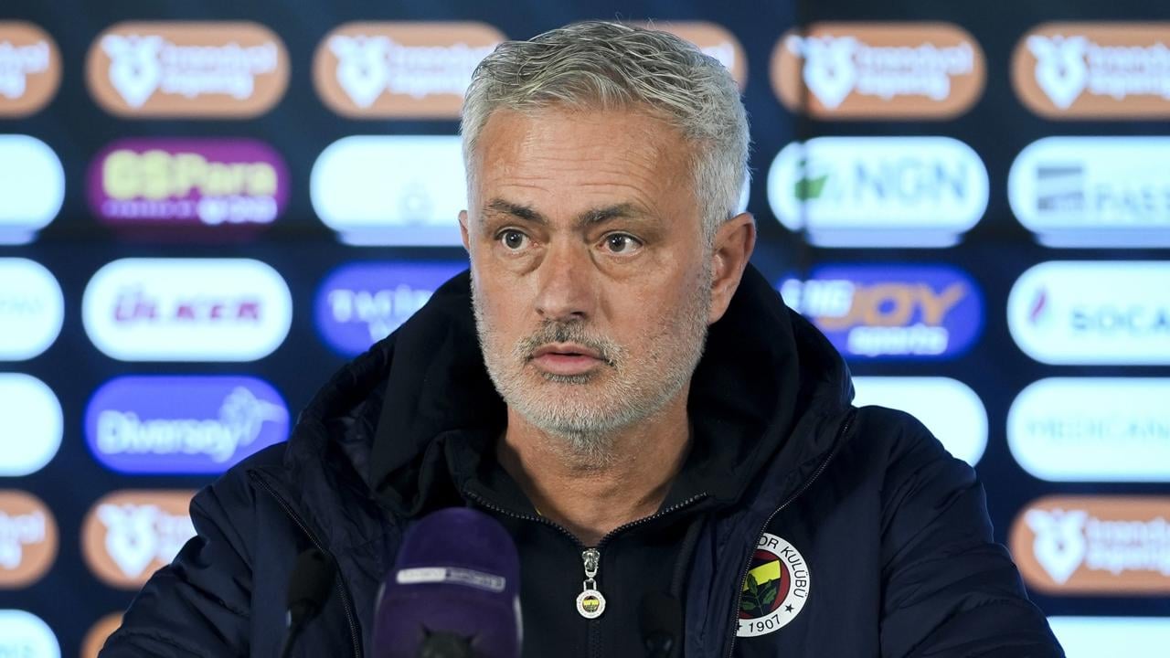 KK17 Istanbul - Na snímke tréner Fenerbahce Jose Mourinho počas vyhlásenia po zápase 25. kola tureckej futbalovej ligy Galatasaray - Fenerbahce v Istanbule v pondelok 24. februára 2025. FOTO TASR/Anadolu - Arife Karakum
ISTANBUL, TURKIYE - FEBRUARY 24: Head coach Jose Mourinho of Fenerbahce makes statements to press following the Turkish Super Lig week 25 football match between Galatasaray and Fenerbahce at RAMS Park in Istanbul, Turkiye on February 24, 2025. ( Arife Karakum - Anadolu Agency )