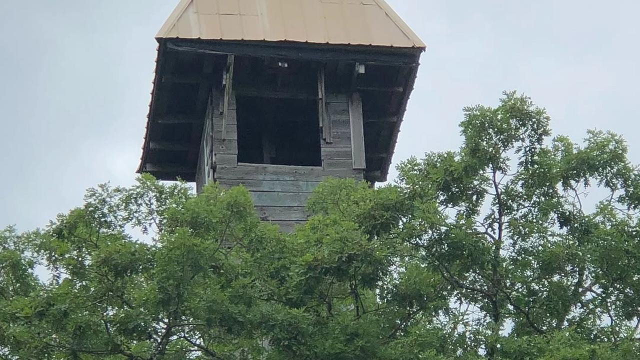 Miestny farár sa jedného dňa modlil a dostal pokyn od Boha, že má postaviť dom na strome. Vznikla tak 10-poschodová stavba s výškou takmer 30 metrov a s odhadovanou plochou viac než 3000 štvorcových metrov.