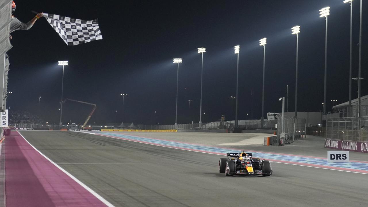 KK67 Lúsajl - Holandský pilot F1 Max Verstappen z Red Bullu zvíťazil na Veľkej cene Kataru v Lúsajl v nedeľu 1. decembra 2024. FOTO TASR/AP 

Red Bull driver Max Verstappen of the Netherlands wins the Qatar Formula One Grand Prix at the Lusail International Circuit in Lusail, Qatar, Sunday, Dec. 1, 2024. (AP Photo/Altaf Qadri, Pool)