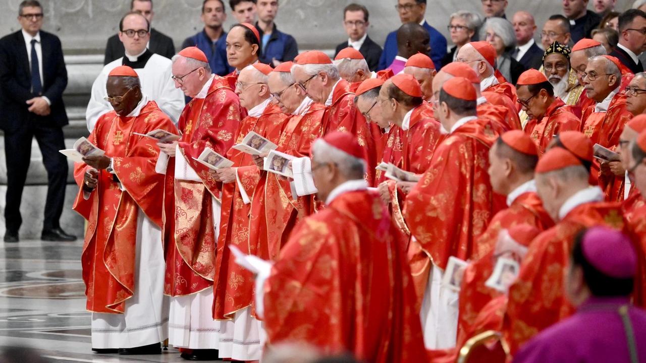 Kardináli počas svätej omše za voľbu pápeža (Pro eligendo Romano Pontifice) v Bazilike sv. Petra.