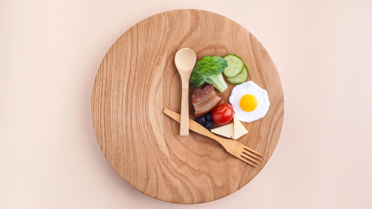 Po 40. roku života nastane vo vašom metabolizme hneď niekoľko zmien. Po prvé, klesá váš bazálny metabolizmus, čo je hodnota, ktorá udáva množstvo energie na udržanie všetkých vitálnych funkcií človeka. Po druhé, počas cvičenia vydávate menej celkovej energie. Ak teda viac jete, menej cvičíte a stretávate sa s väčším množstvom stresu, budete pravdepodobne rýchlejšie priberať na hmotnosti.