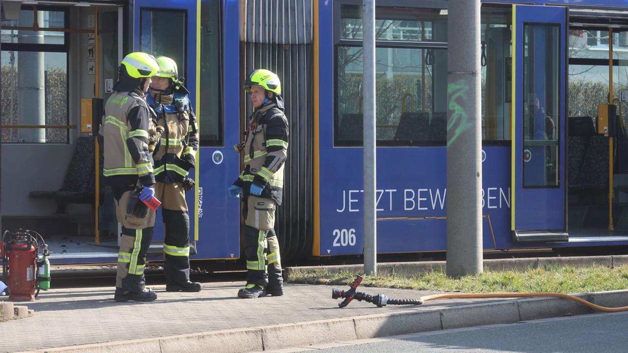 Polícia zasahuje pri električke, kde muž polial jednu z cestujúcich horľavinou a zapálil ju v nemeckom meste Gera.