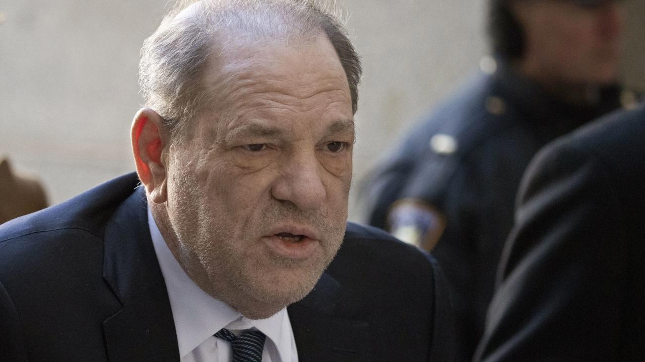 Na archívnej snímke z 12. februára 2020 hollywoodský magnát Harvey Weinstein