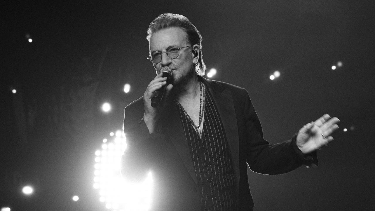 Na snímke, ktorú zverejnila platená streamovacia služba Apple TV+, spevák írskej rockovej skupiny U2, Bono, vystupuje v scéne nového dokumentárneho filmu „Bono: Stories of Surrender“. Bono sa v piatok večer 16. mája 2025 zúčastnil na svetovej premiére svojho nového dokumentu vo francúzskom Cannes. Po nesúťažnom premietaní sa frontmanovi skupiny U2 dostalo sedemminútového potlesku v stoji. FOTO TASR/AP