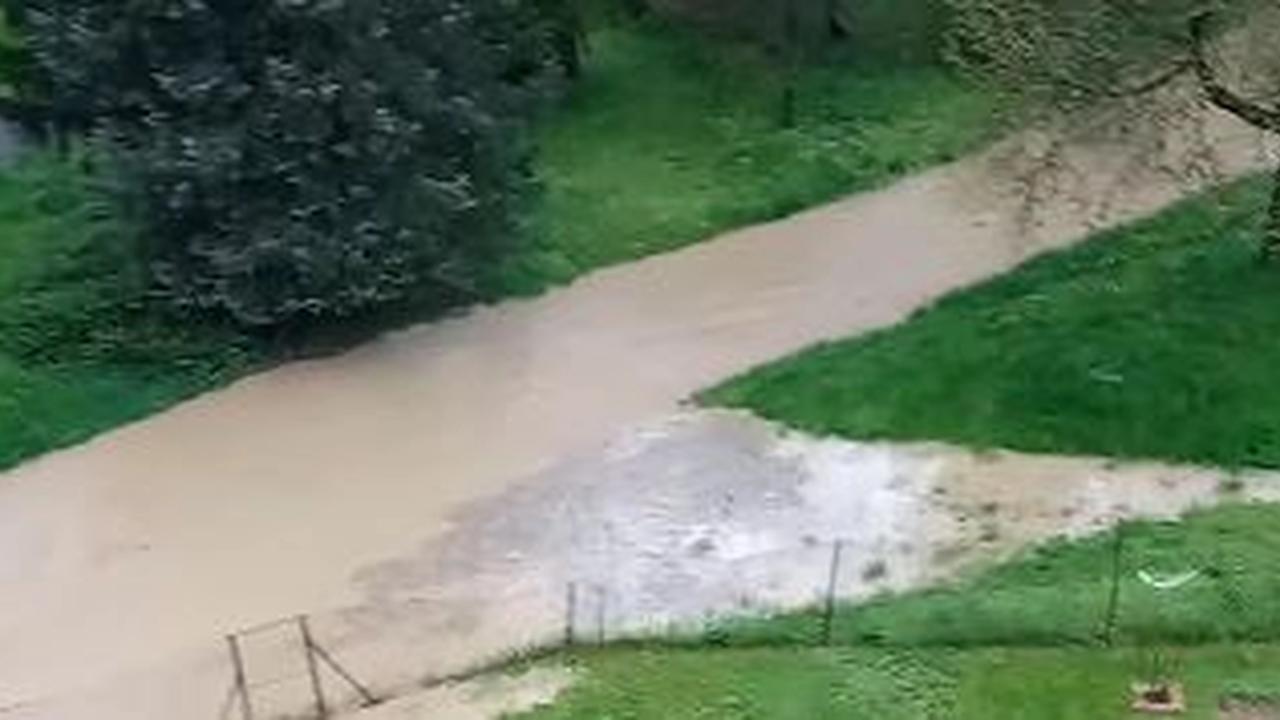 AKTUÁLNE Zvolenská Slatina je pod vodou: Zaplavené sú chodníky, cesty aj záhrady.