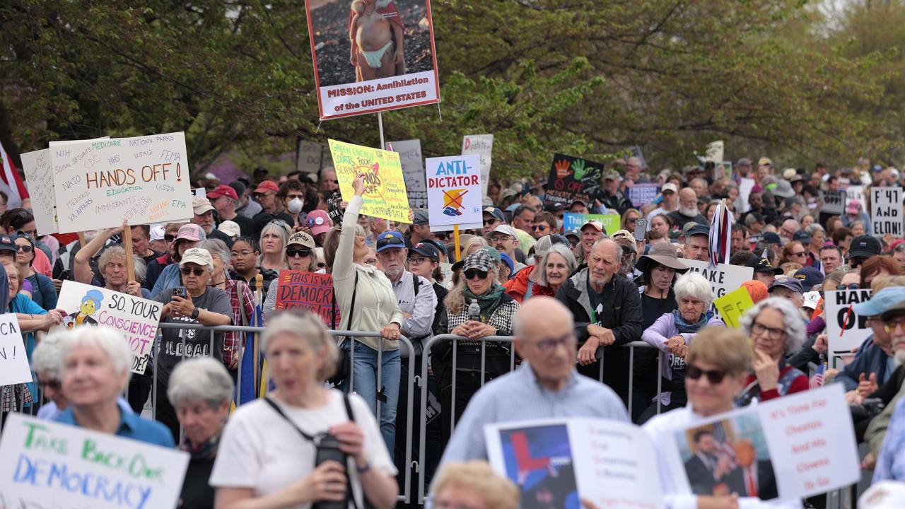 Protestujúci sa zúčastňujú na zhromaždení „Ruky preč“, ktoré je demonštráciou proti americkému prezidentovi Donaldovi Trumpovi na National Mall 5. apríla 2025 vo Washingtone. Protesty proti politike Trumpovej administratívy a Ministerstva pre efektívnosť vlády (DOGE) Elona Muska sa konajú po celej krajine v rámci akcie, ktorú organizátori nazývajú Národný deň akcie.