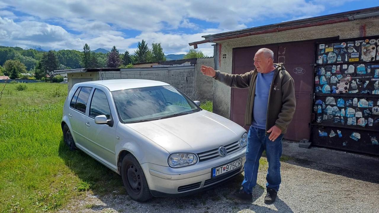 Jozef Matuška ukazuje, kde medvedica napadla jeho kamaráta a spôsobila mu brutálne zranenia.