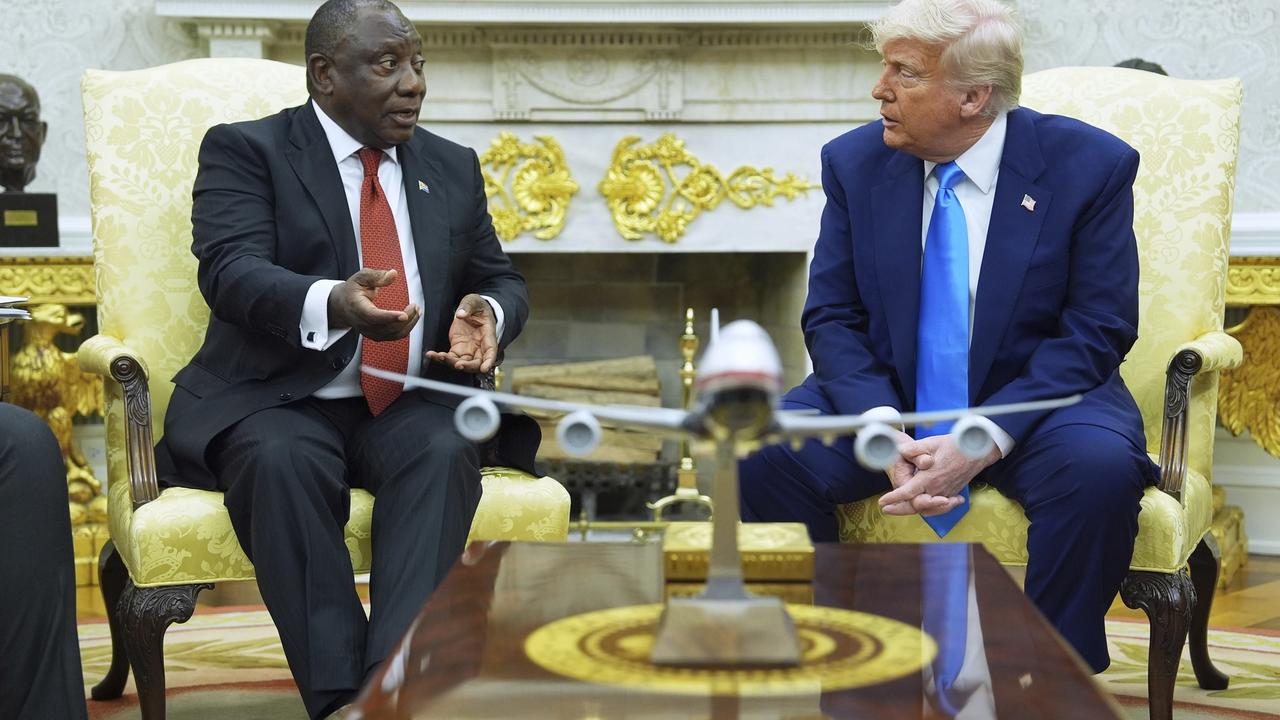 KK28 Washington - Americký prezident Donald Trump (vpravo) a juhoafrický prezident Cyril Ramaphosa počas stretnutia v Oválnej pracovni Bieleho domu vo Washingtone 21. mája 2025. FOTO TASR/AP
President Donald Trump meets South African President Cyril Ramaphosa in the Oval Office of the White House, Wednesday, May 21, 2025, in Washington. (AP Photo/Evan Vucci)