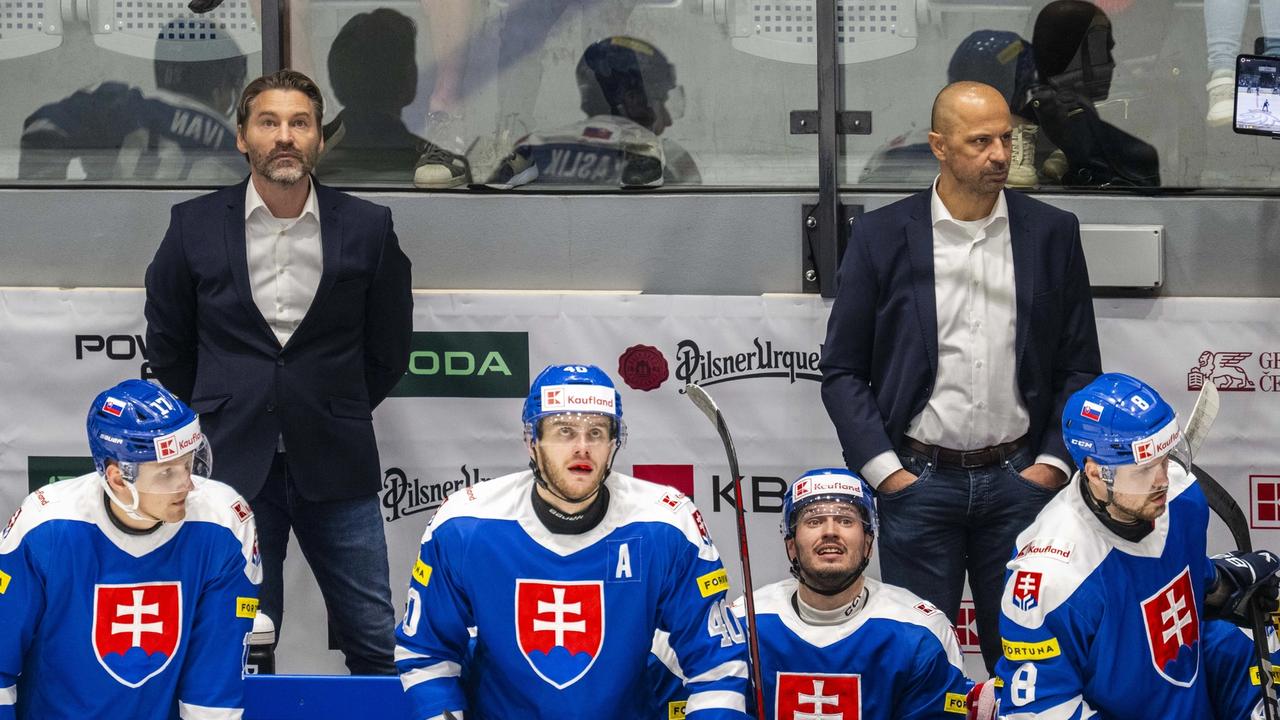 Na snímke hlavný tréner hokejovej reprezentácie SR Vladimír Országh (v pozadá vľavo), jeho asistent Ján Pardavý (v pozadí vpravo), ich zverenci Matej Kašlík (vľavo), Miloš Roman (druhý zľava) a Maxim Čajkovič (vpravo) sledujú zo striedačky prípravný zápas Česká republika - Slovensko v Ostrave vo štvrtok 24. apríla 2025. Oba tímy sa pripravujú na májový svetový hokejový šampionát v Štokholme a Herningu. FOTO TASR - Jakub Kotian  