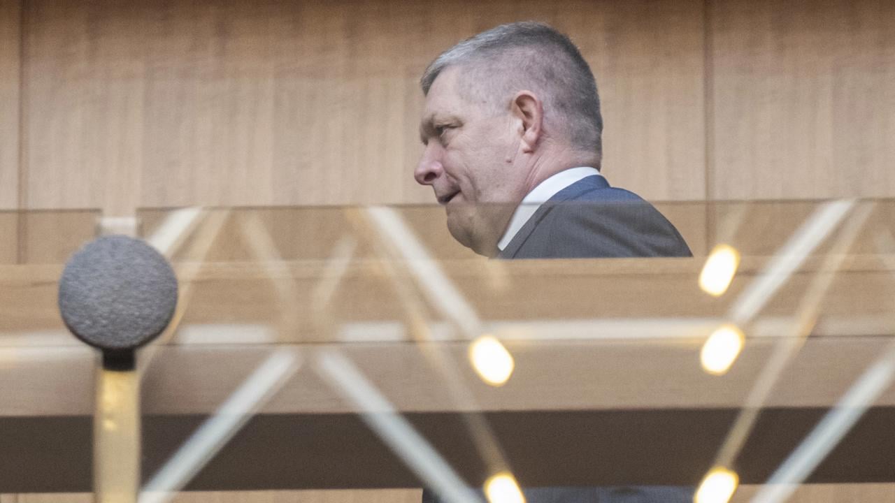 Robert Fico nechce riešiť problémy svojich koaličných partnerov. Verejne im naznačuje, že ak sa neskonsolidujú, "žúrka" sa skončila.