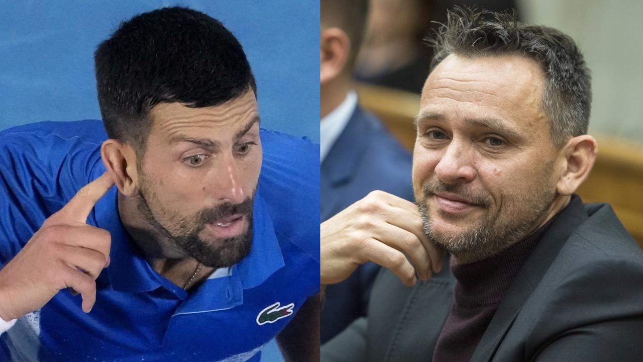 Srbský tenista Novak Djokovič (vľavo) akoby nechcel veriť kritike zo strany našej tenisovej legendy Jána Krošláka.