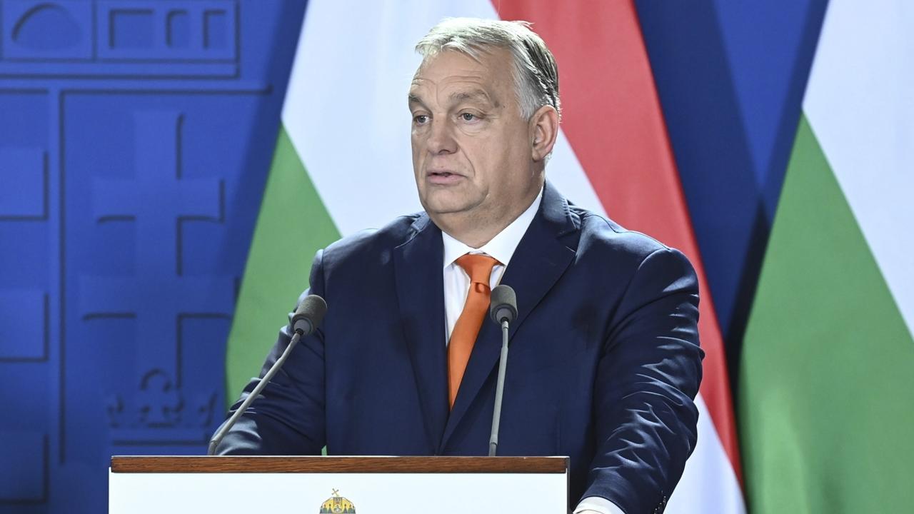 Maďarský premiér Viktor Orbán počas spoločnej tlačovej konferencie s rumunským premiérom Marcelom Ciolacuom v Budapešti v piatok 22. novembra 2024.