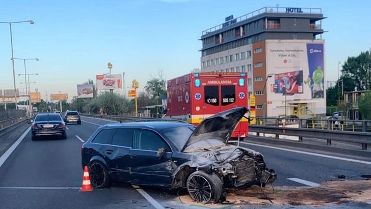 Bratislavskí dopravní policajti aktuálne dokumentujú okolnosti dopravnej nehody na D1.