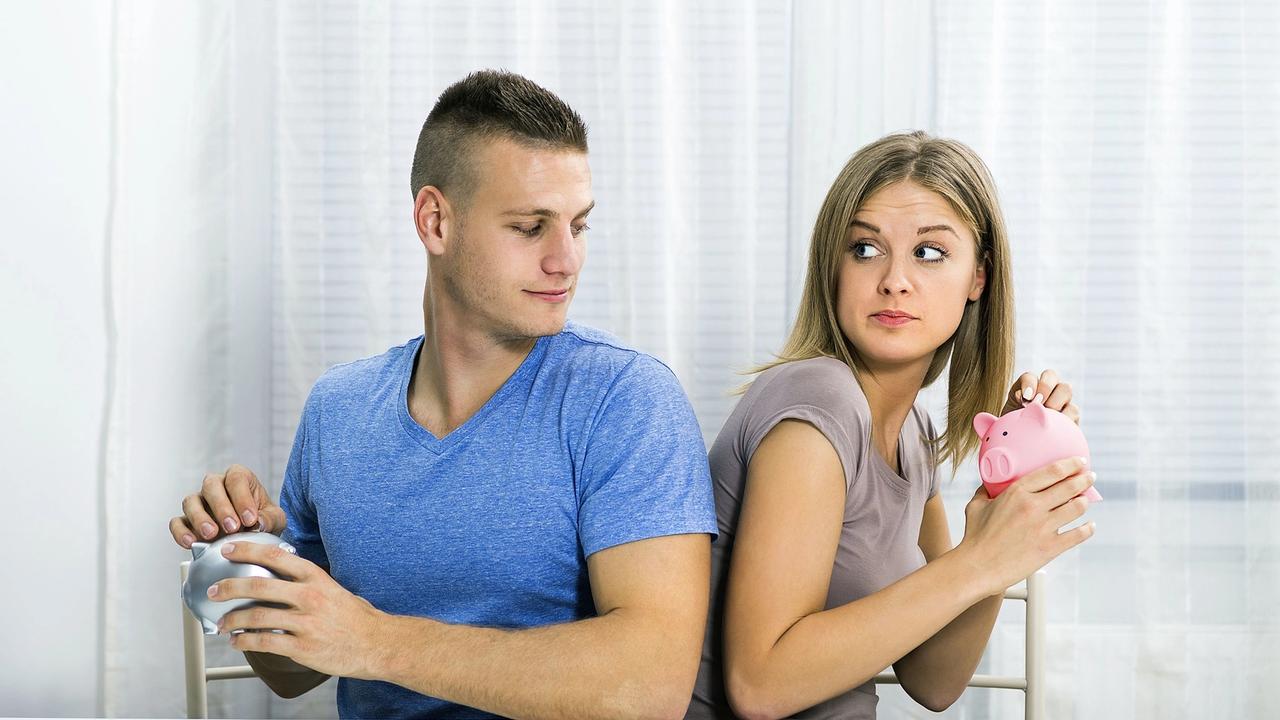 Rozprávanie o platoch by podľa prieskumu mohlo zhoršiť vzťahy.