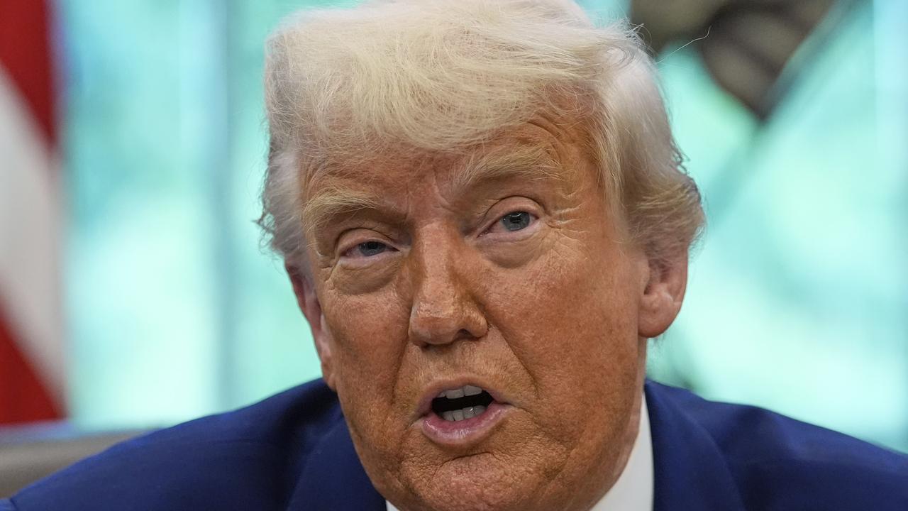 Americký verejnoprávny rozhlas National Public Radio (NPR) a tri lokálne stanice v utorok zažalovali administratívu prezidenta Donalda Trumpa za dekrét o znížení financovania NPR a televízie PBS.