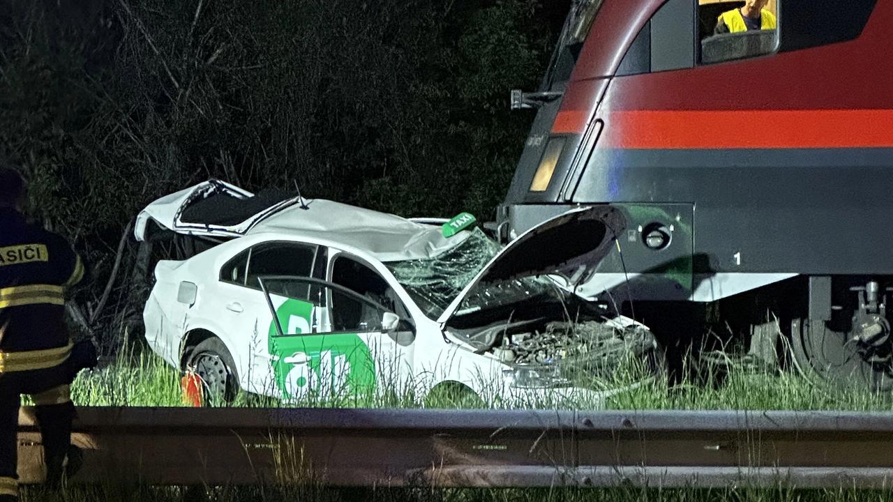 Vodič taxíka vošiel do dráhy vlaku.