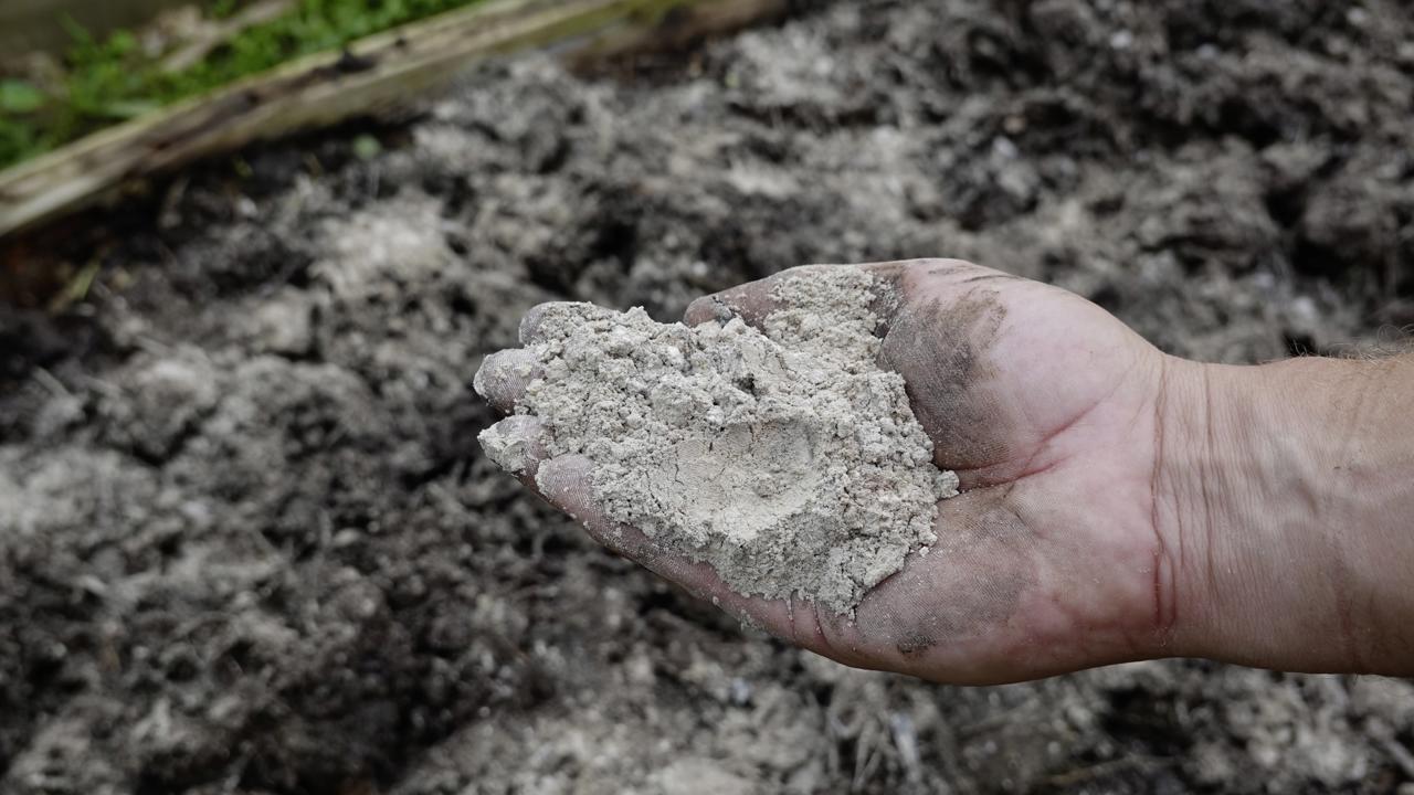 Drevný popol nestačí na pôdu len rozsypať. Aby mal účinky, ktoré očakávate, je potrebné ho plytko zapracovať.  Na ťažké ílovité pôdy ho aplikujte na jeseň, čím podporíte drobnohrudkovitú štruktúru, a na ľahké pôdy s kyslou pôdnou reakciou ho použite na jar.