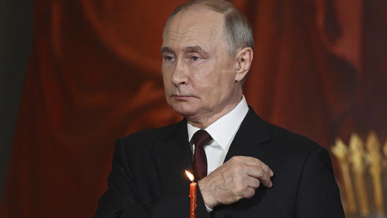 Kk28 Moskva - Ruský prezident Vladimir Putin počas veľkonočnej pravoslávnej bohoslužby v Chráme Krista Spasiteľa 19. apríla 2025 v Moskve. FOTO TASR/AP
Russian President Vladimir Putin attends the Orthodox Easter service at Christ the Saviour Cathedral in Moscow, Russia, Saturday, April 19, 2025. (Ramil Sitdikov/Sputnik/Kremlin Pool Photo via AP)