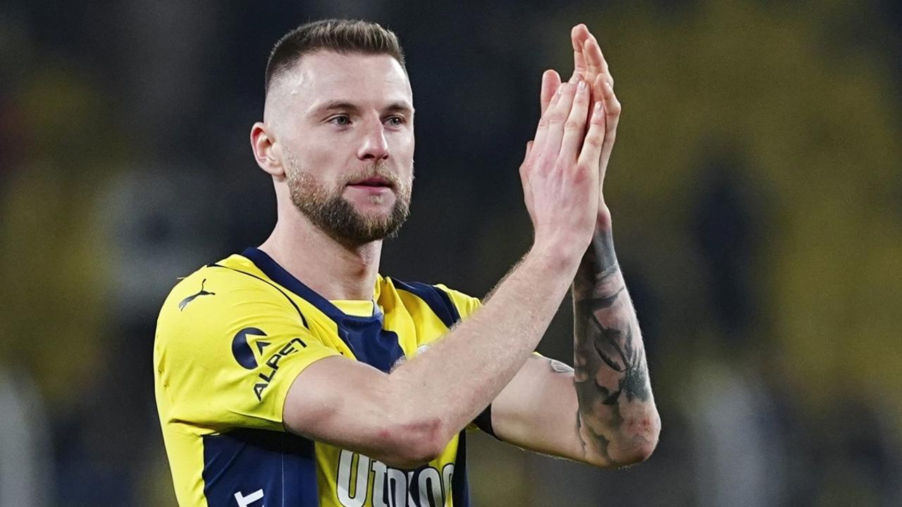 Slovenský futbalista Milan Škriniar z Fenerbahce Istanbul zdraví fanúšikov po víťazstve nad Rizesporom v zápase 22. kola tureckej ligy.