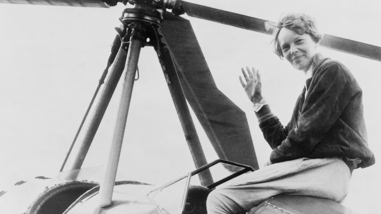 Amelia Earhart krátko po tom, ako sa stala prvou ženou, ktorá dokončila sólový let z jedného pobrežia USA na druhé. August 1932.