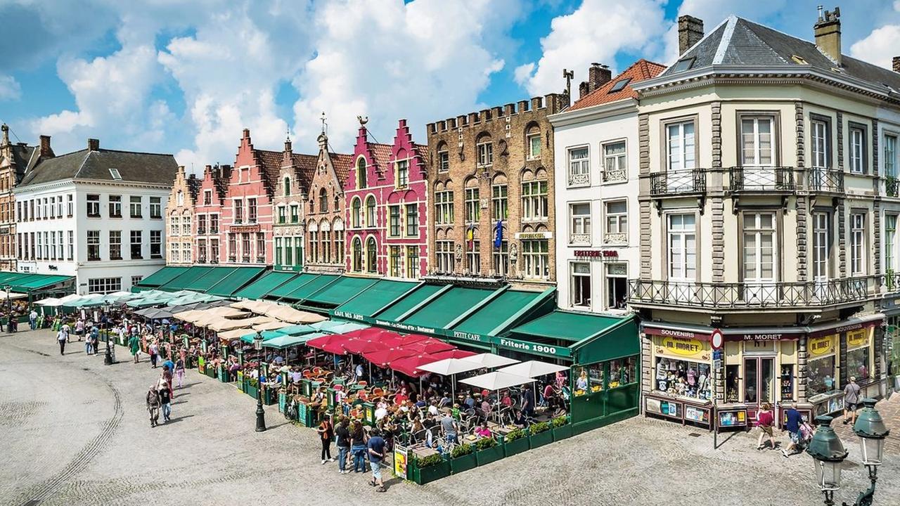 Trhové námestie alebo Groote Markt s množstvom reštaurácií.