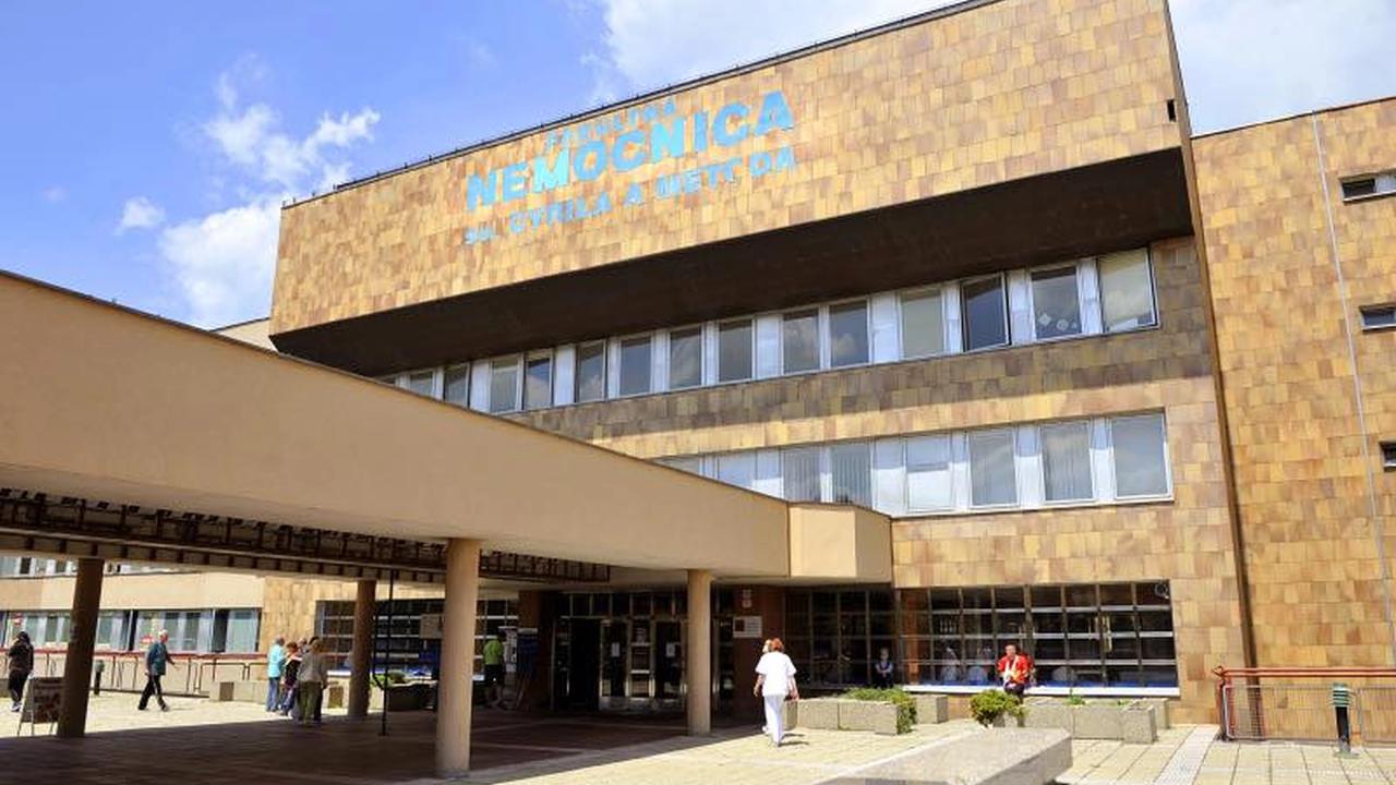 Muž sa personálu nemocnice vyhrážal mečom.