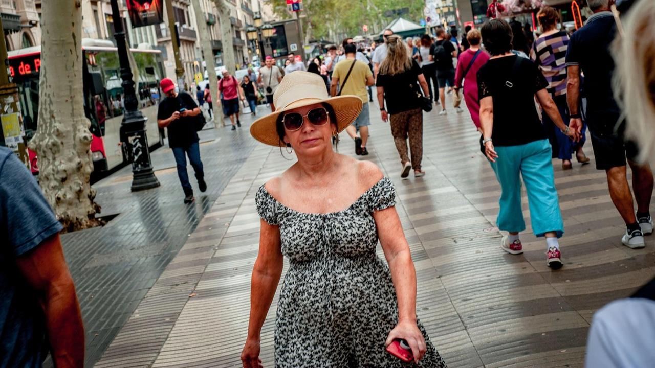 Žena kráčajúca ulicami Barcelony. (Ilustračné foto)