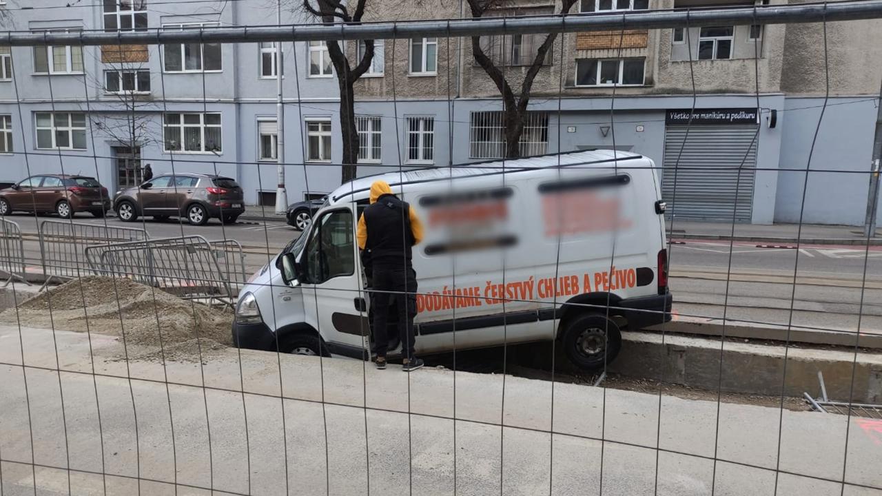 Rovno pred ich očami! Bratislavskí dopravní policajti boli dnes v ranných hodinách privolaní k nehode, ku ktorej došlo na Vajnorskej ulici pred budovou ORPZ v BAIII.
