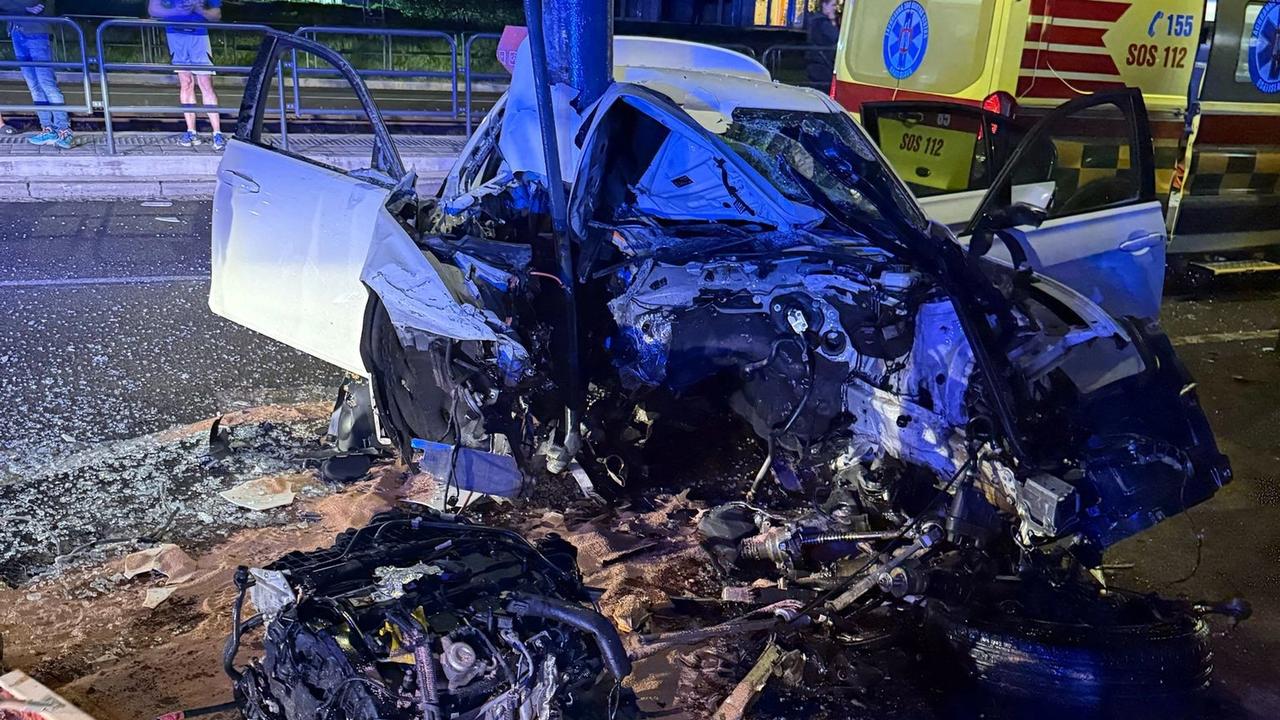 Vozidlo značky BMW skončilo v stĺpe verejného osvetlenia