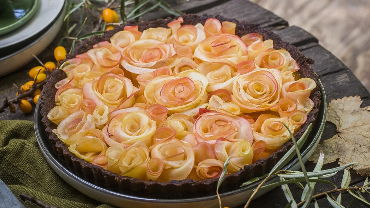 Jablkový tart s rakytníkovým džemom je krásny na pohľad aj výborný na chuť. Poďte vyskúšať recept od cukrárky magazínu Dobré jedlo.