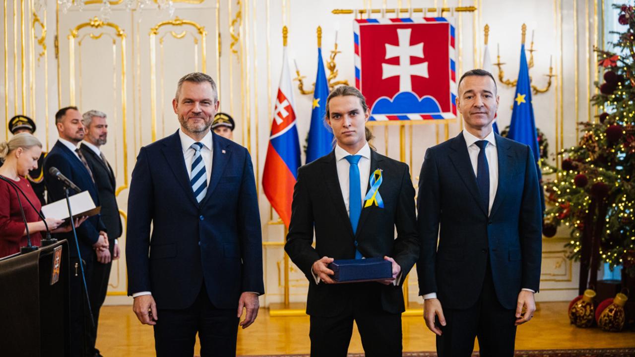 Simon Omaník, študent gymnázia, odmietol podať ruku prezidentovi Petrovi Pellegrinimu. 