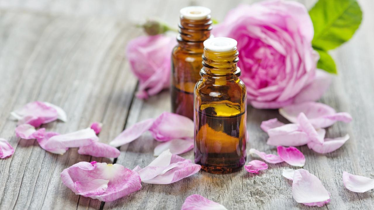 Vaša tajná zbraň proti starnutiu? Olej z lupeňov ruže! Toto všetko dokáže, ak ho zaradíte do svojej pravidelnej beauty rutiny