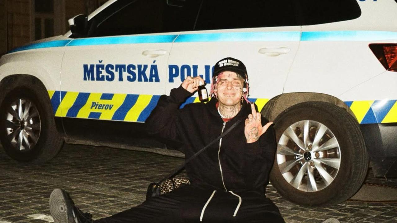 Polícia vyšetruje smrť 25-ročnej ženy, ktorá zomrela po predávkovaní GHB v nahrávacom štúdiu v Bratislave. Podľa jej blízkych za jej smrť nesie zodpovednosť český raper Dominik Vyšata alias Vercetti, ktorý jej mal drogu podať a privolať pomoc príliš neskoro.