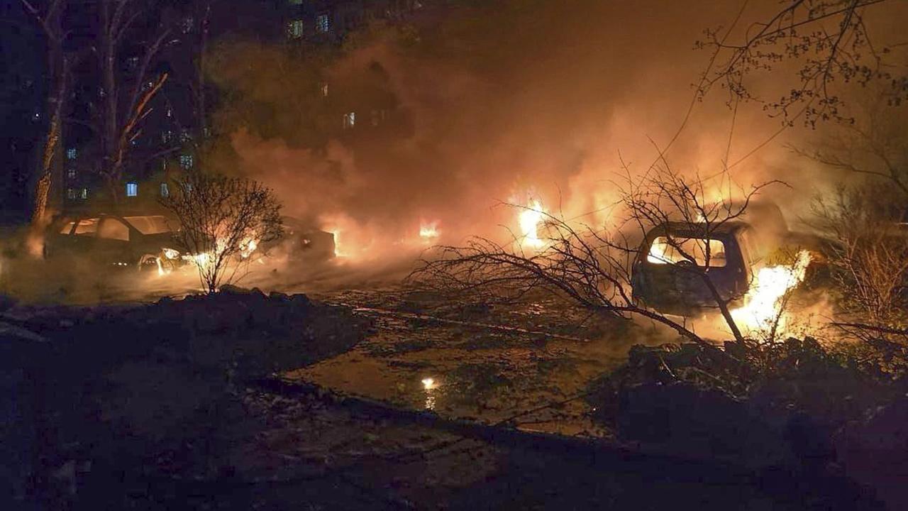 Autá horia po leteckom útoku ruskej armády na ukrajinské mesto Dnipro.