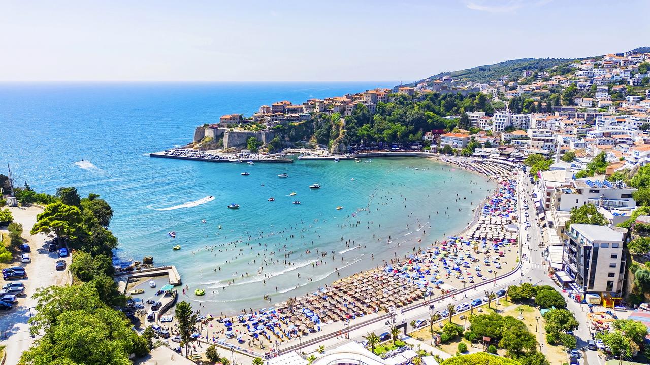 Pláž Ulcinj končí v meste takzvanou Malou plážou (Mala Plaza) - nájdete ju na juhu Čiernej hory. 