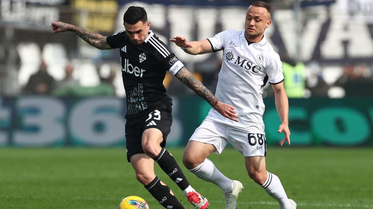 COMO, ITALY - FEBRUARY 23: Lucas Da Cunha of Como 1907 competes for the ball with Stanislav Lobotka of SSC Napoli during the Serie A match between Como 1907 and SSC Napoli at Stadio G. Sinigaglia on February 23, 2025 in Como, Italy. (Photo by Marco Luzzani/Getty Images)